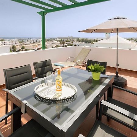 Apartamento Om Con Piscina Y Vistas Al Mar Daire Costa Teguise Dış mekan fotoğraf